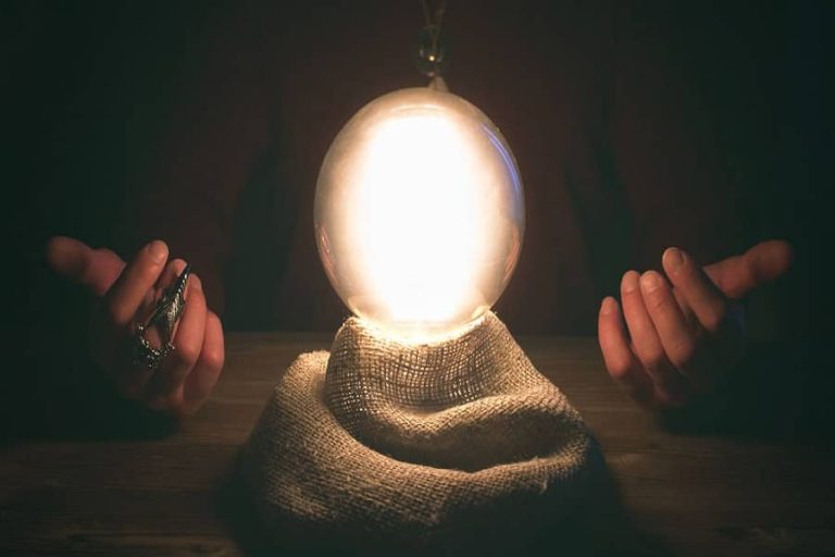 5 Situations In Which You Should Turn To A Psychic For Answers